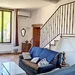 Petit Dans Dépendance Château Salavas