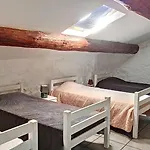 Petit Dans Dépendance Château Hébergement de vacances