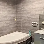 Petit Dans Dépendance Château Hébergement de vacances Salavas