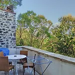Petit Dans Dépendance Château Salavas