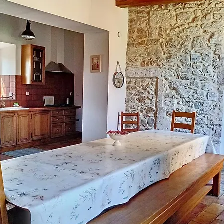 Ferienhaus De La Place Du Chateau Salavas