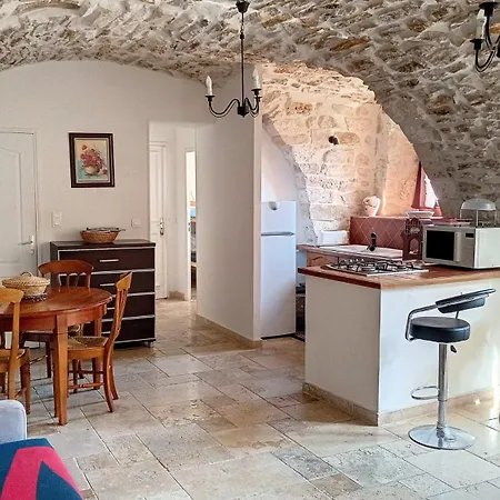 De La Place Du Chateau Holiday home Salavas