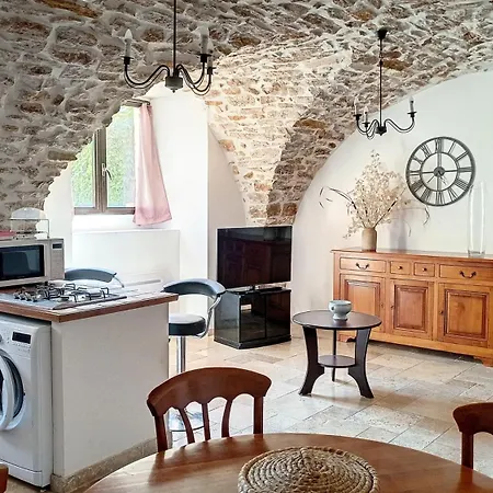 Petit Dans Dépendance Château Salavas