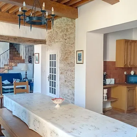 De La Place Du Chateau Salavas