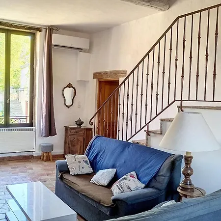 De La Place Du Chateau Salavas