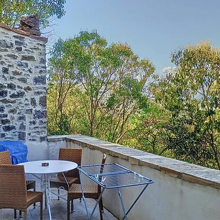 De La Place Du Chateau Salavas