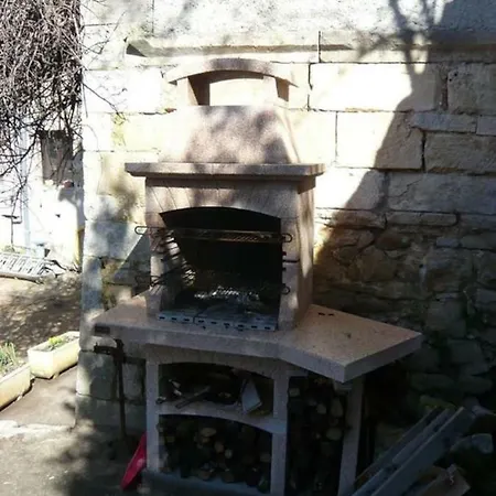 Petit Dans Dépendance Château