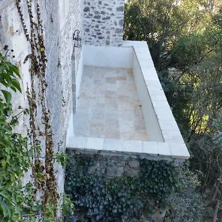 Petit Dans Dépendance Château Hébergement de vacances